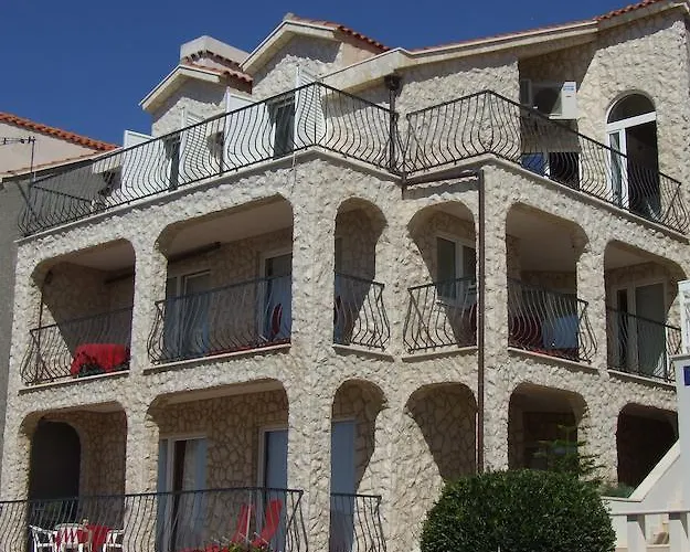Fox Apartments